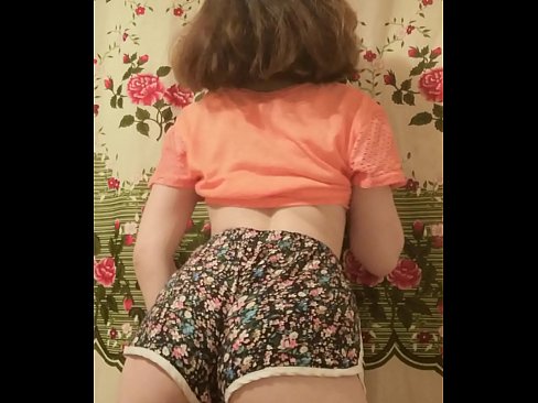 ❤️ セクシーな若いベイブがカメラでショーツを脱ぐ ハードポルノ ❌️❤